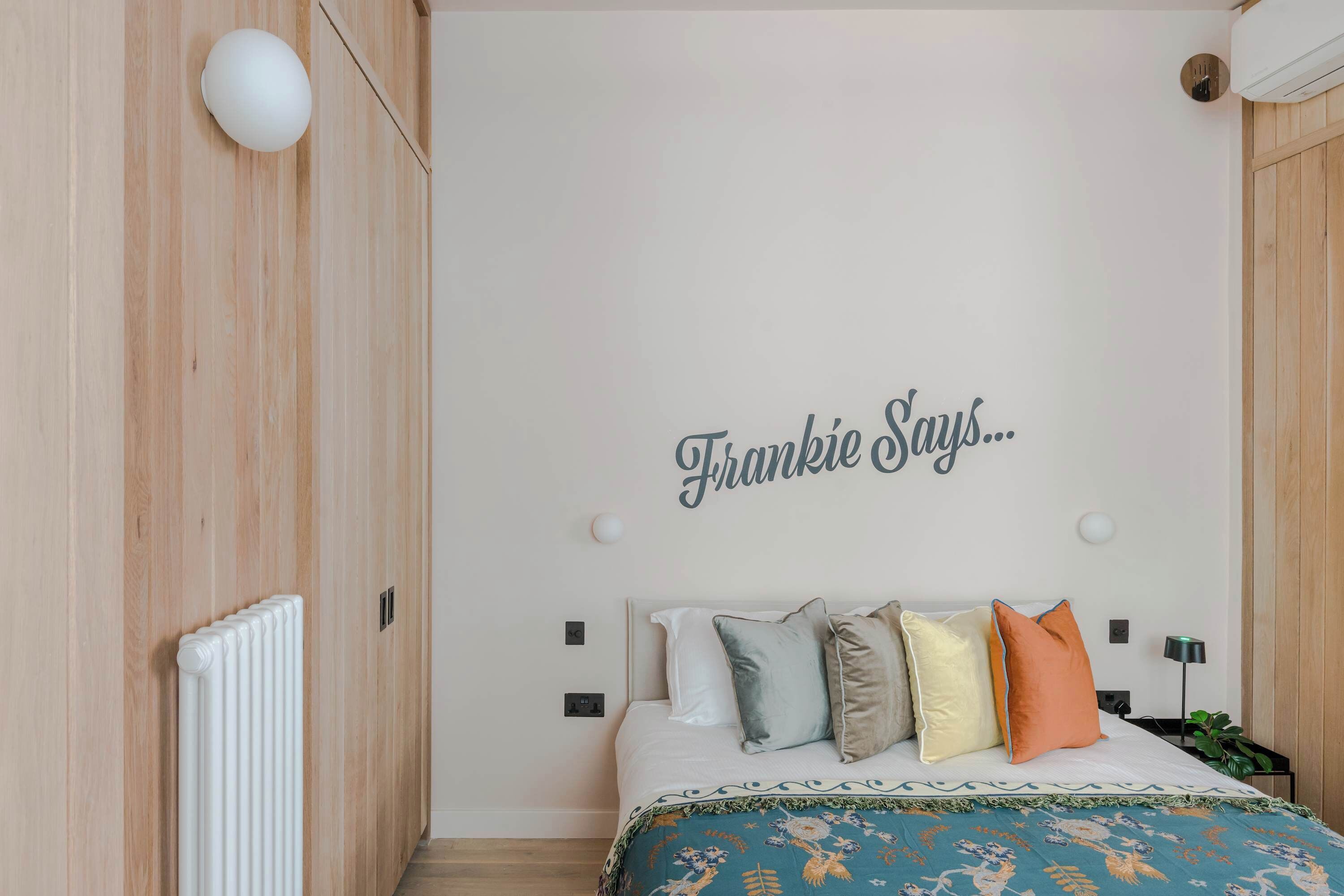 1 slaapkamer, een strijkplank/strijkijzer, wifi, beddengoed