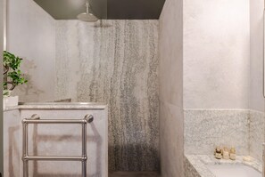 Chuveiro, secador de cabelo, toalhas de banho 