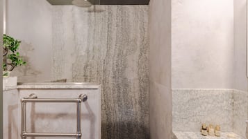 Een douche, een haardroger, handdoeken