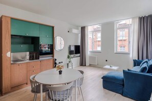 TV, offices - Designer 1BR Soho Apt | AC | Heart of West End (London)