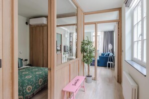 1 bedroom, iron/ironing board, WiFi, bed sheets - Designer 1BR Soho Apt | AC | Heart of West End (London)