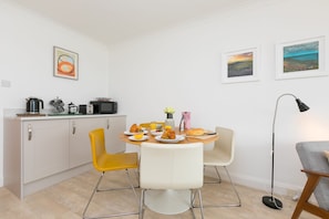 Dining - 28 Carrack Widden, St Ives - Sleeps 2 - Sea Views - On-site Parking (St Ives)