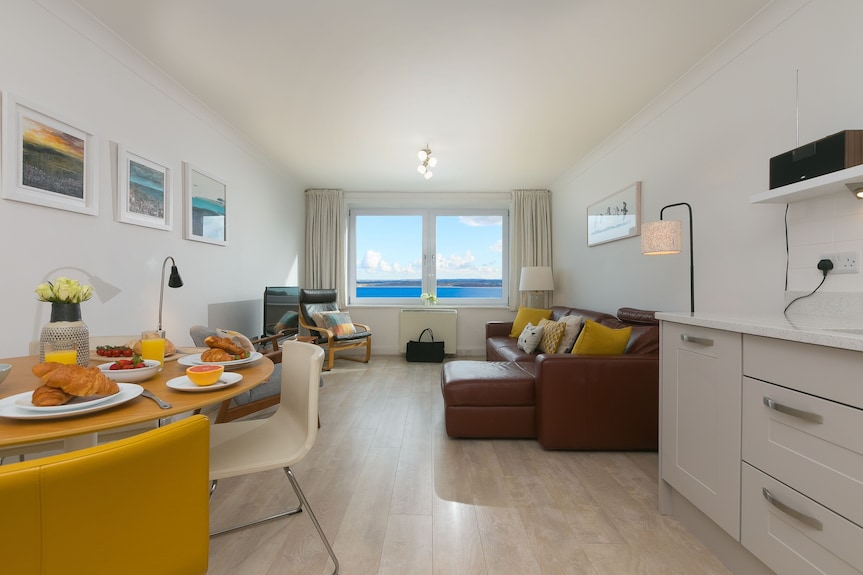 28 Carrack Widden, St Ives Sleeps 2 Panoramic Sea Views On-site Parking - St Ives