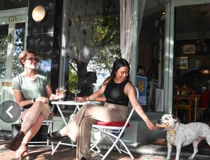 Outdoor dining - Halifax Muse Pet Friendly Townhouse (Adelaide)