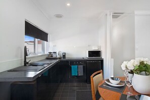 Jääkaappi, mikroaaltouuni, uuni, liesi