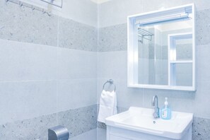 Business Apartment | Bathroom | Shower, free toiletries, slippers, bidet - Lux Suites Kileleshwa Business Apartments (Nairobi)