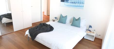 Apartamento City | 3 dormitorios, decoración individual, mobiliario individual y escritorio