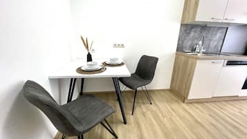 Deluxe-Apartment | Essbereich im Zimmer