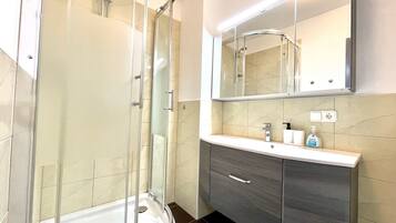 Deluxe-Apartment | Badezimmer | Dusche, kostenlose Toilettenartikel, Haartrockner, Handtücher