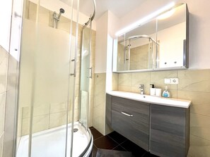 Deluxe Apartment | Bathroom | Shower, free toiletries, hair dryer, towels - Pension Maier (Villach)