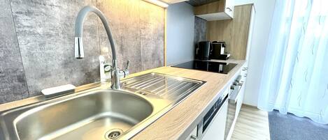 Deluxe Apartment | Dapur peribadi | Pembancuh kopi espreso, pembancuh kopi/teh, cerek elektrik