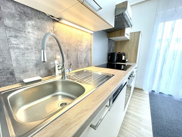 Deluxe Apartment | Private kitchen | Espresso maker, coffee/tea maker, electric kettle - Pension Maier (Villach)