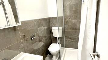 Comfort-Doppelzimmer | Badezimmer | Dusche, kostenlose Toilettenartikel, Haartrockner, Handtücher