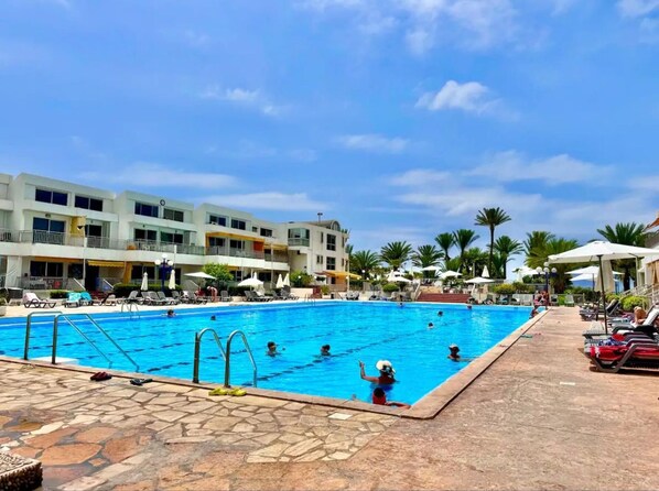 Una piscina al aire libre
