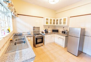 Microwave, oven - Westlands Westgate Mall Shared Apartment (Nairobi)
