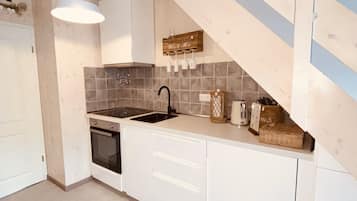 Fridge, oven, stovetop, coffee/tea maker