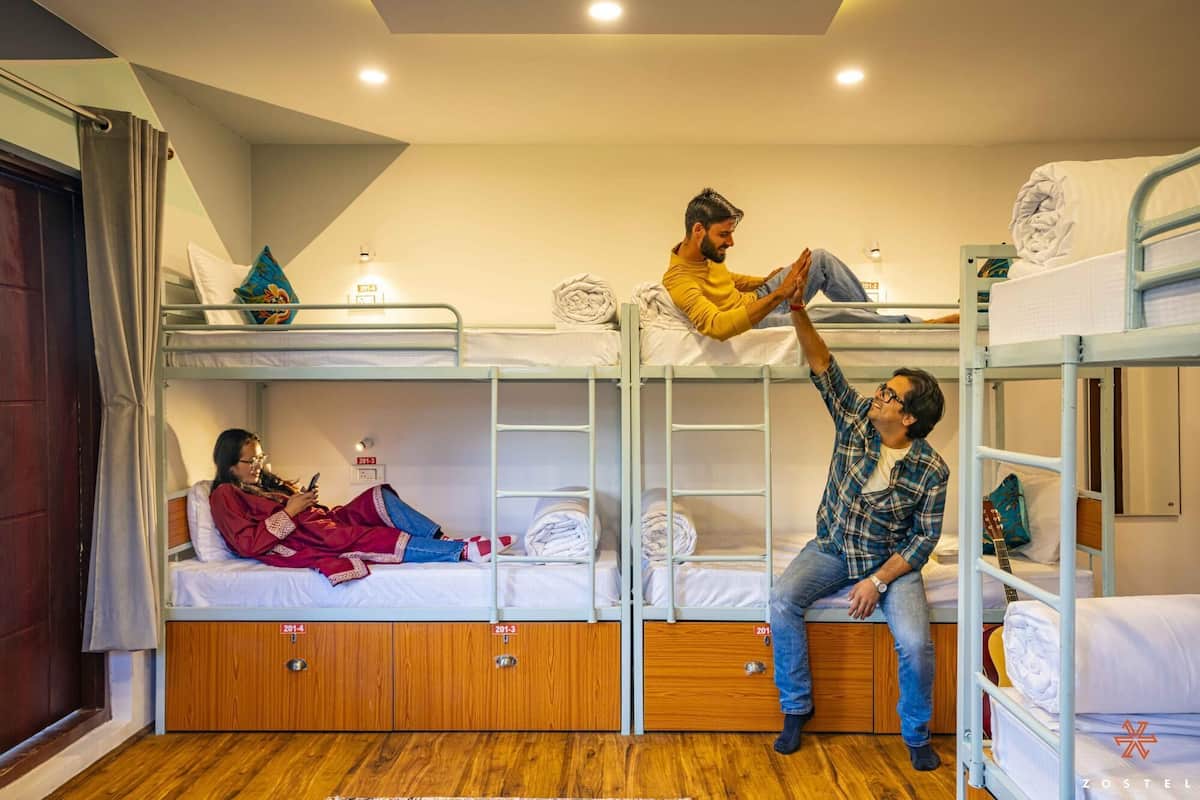 Superior 6 Bed Mixed Dorm (with balcony) | Wi-Fi gratis dan seprai linen