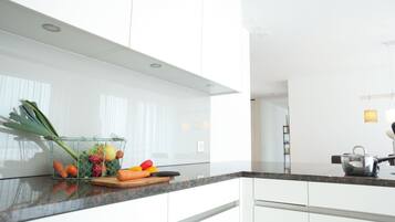 City Apartment | Private kitchen | Fridge, microwave, oven, dishwasher
