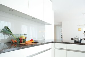 City Apartment | Private kitchen | Fridge, microwave, oven, dishwasher - Nest - Lauriedstrasse 7 (Zug)