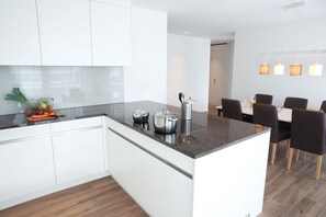 City Apartment | Private kitchen | Fridge, microwave, oven, dishwasher - Nest - Lauriedstrasse 7 (Zug)