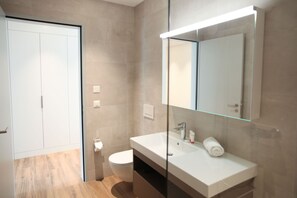 City Apartment | Bathroom | Hair dryer, towels, soap, shampoo - Nest - Lauriedstrasse 7 (Zug)