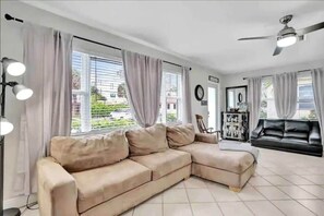 Een televisie en een kantoor