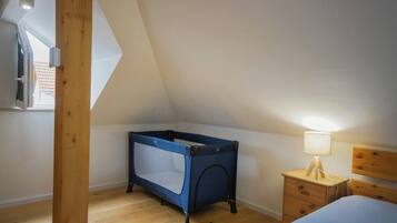 3 Schlafzimmer, Schreibtisch, Bügeleisen/Bügelbrett, Reisekinderbett