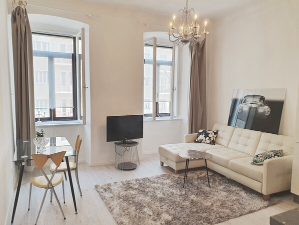 Flat-screen TV - 3 min. to the bars and restaurants and nearby greeny Viale XX Settembre. (Trieste)