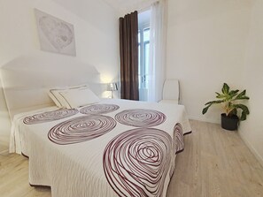 2 bedrooms, iron/ironing board, WiFi, bed sheets - 3 min. to the bars and restaurants and nearby greeny Viale XX Settembre. (Trieste)