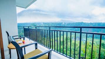 Deluxe Room with Mountain View and Free Afternoon Tea | Balcony