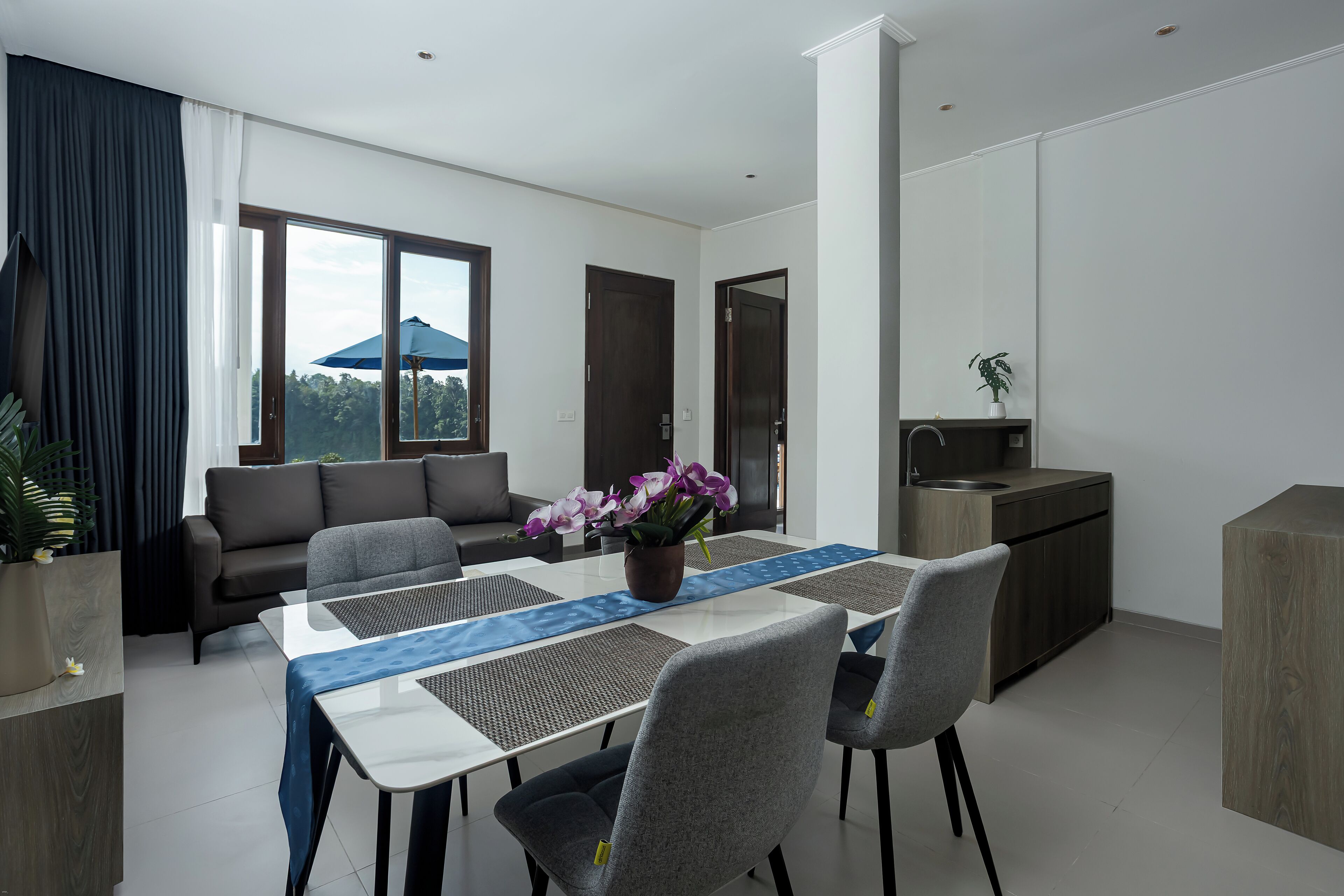 Colchones con efecto memoria, escritorio y cortinas blackout 