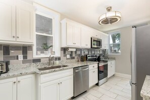 電冰箱、微波爐、烤箱、爐台