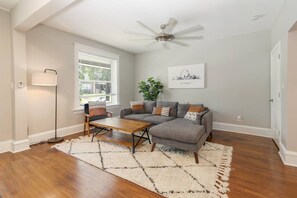 42-吋智慧型電視、有線頻道、Netflix、串流服務