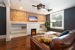 42-吋智慧型電視、有線頻道、Netflix、串流服務