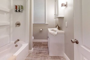 Free toiletries, hair dryer, towels, soap - Cozy Family Home - Walk to MO Botanical Gardens (St. Louis)