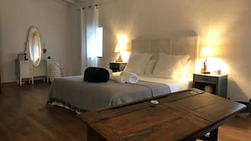 Deluxe tweepersoonskamer | Luxe beddengoed, een laptopwerkplek, geluiddichte muren, gratis wifi