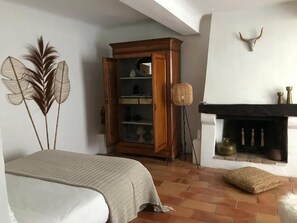 Ropa de cama de alta calidad y espacio para trabajar con laptop