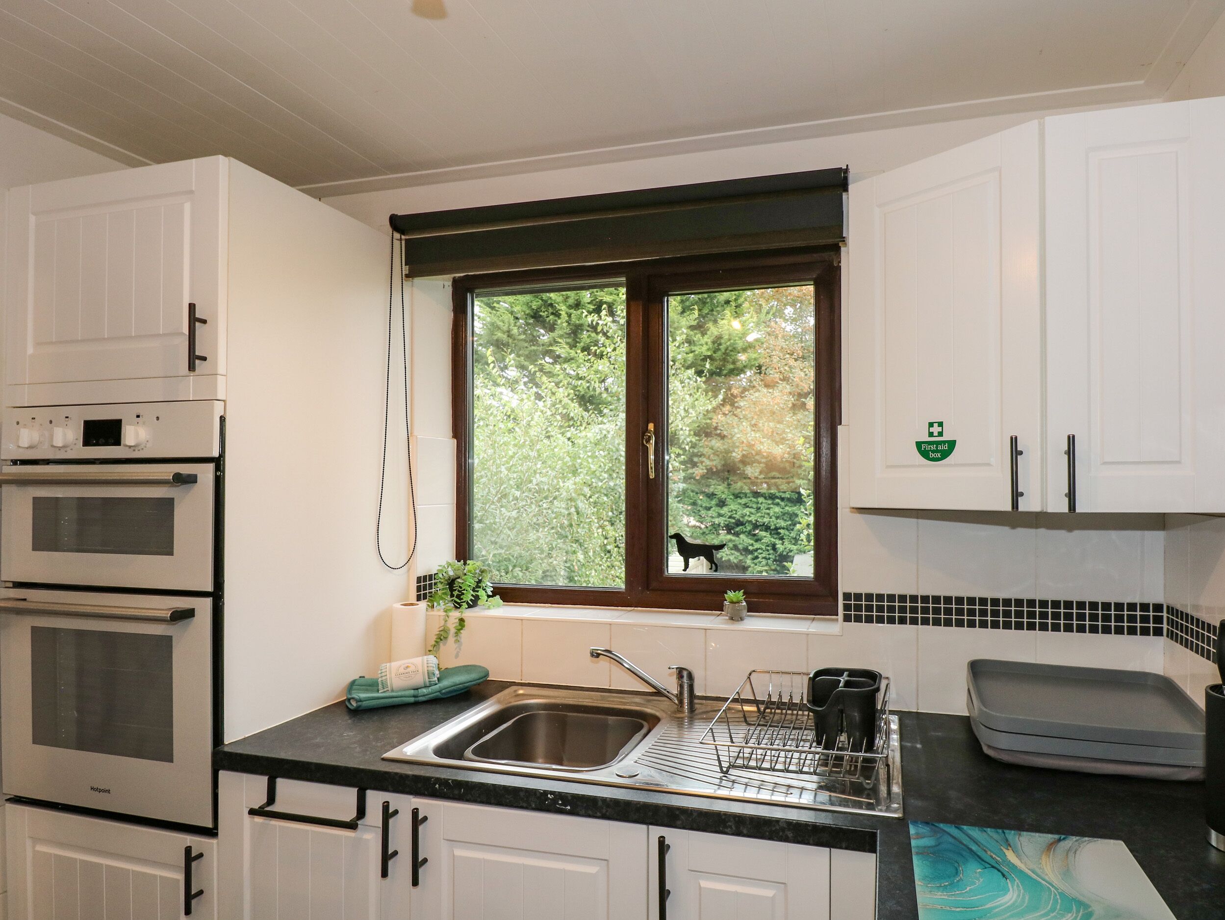 Kjøleskap, vannkoker, brødrister og kjøkkenutstyr