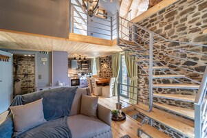 Chalet de lujo | Zona de estar | Smart TV de 30 pulgadas con canales digitales, una chimenea