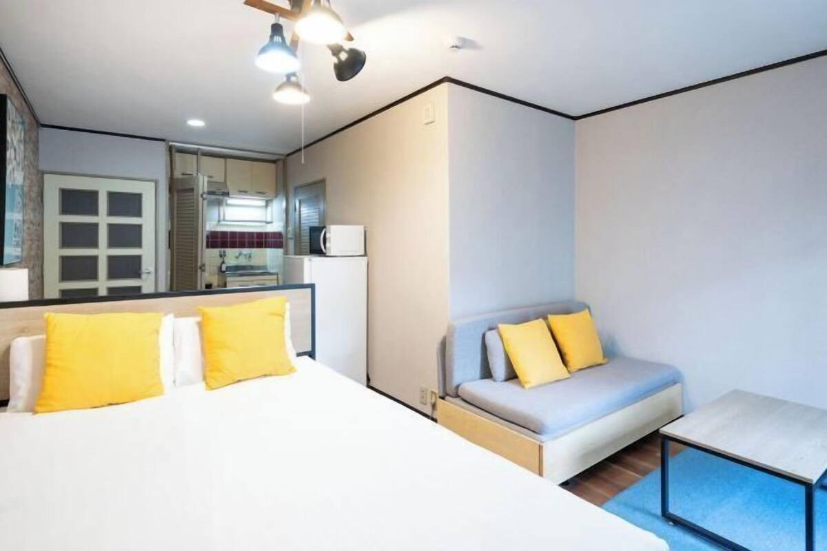 1 bedroom, blackout drapes, WiFi (free)