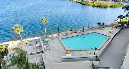 Stunning 3/2, Waterfront, sleeps up to 7,#211