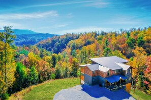 Exterior - Smokies Overlook: Mtn Views, Secluded, Theater, Games, Fire pit, 3 Hot tubs (Sevierville)