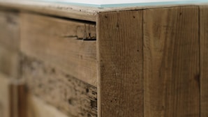 Une table en bois avec un plateau en verre.