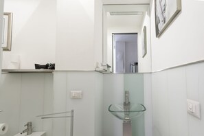 Apartment | Bathroom | Shower, hair dryer, bidet, towels - Stylish Apartment Close To Piazza Navona (Rome)