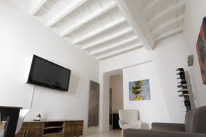 Appartement | Woonruimte | Een 50-inch lcd-televisie met kabelzenders