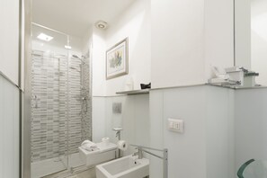 Apartment | Badezimmer | Dusche, Haartrockner, Bidet, Handtücher