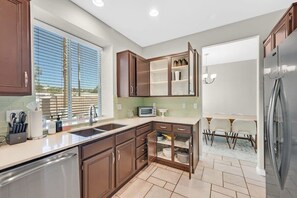 Fridge, microwave, stovetop, dishwasher