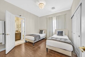 4 habitaciones, escritorio y tabla de planchar con plancha 