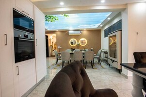 家庭公寓 | 起居区 | 24-英寸智能电视（配备卫星频道）