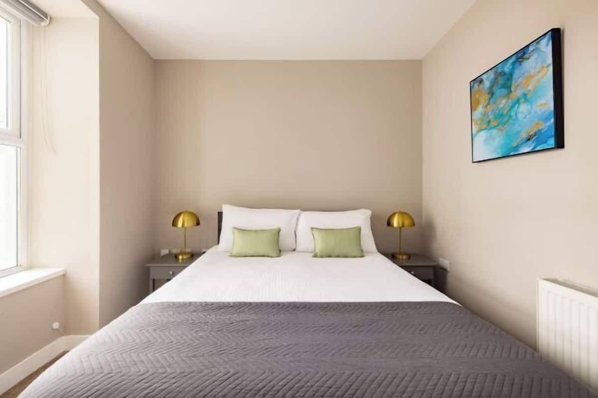 1 slaapkamer, een bureau, een laptopwerkplek, gratis wifi